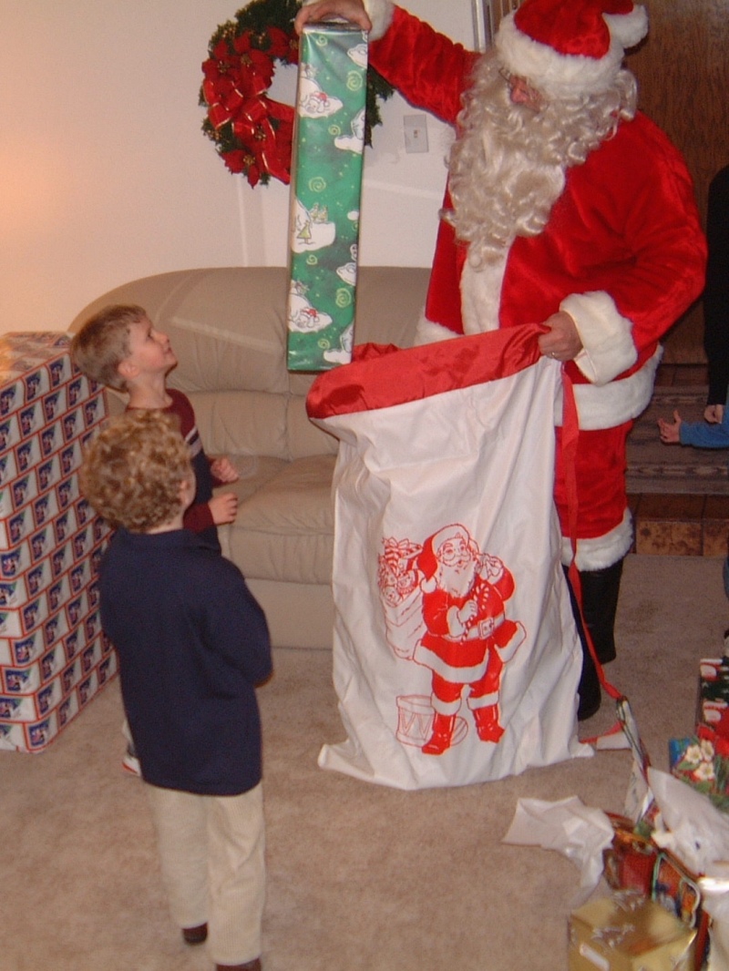 2003-12-24-17-Santa-Arrives.jpg